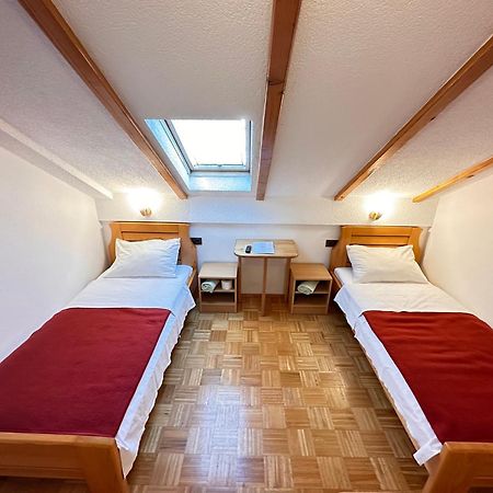 Hotel Apartman Miramare Otočac Esterno foto