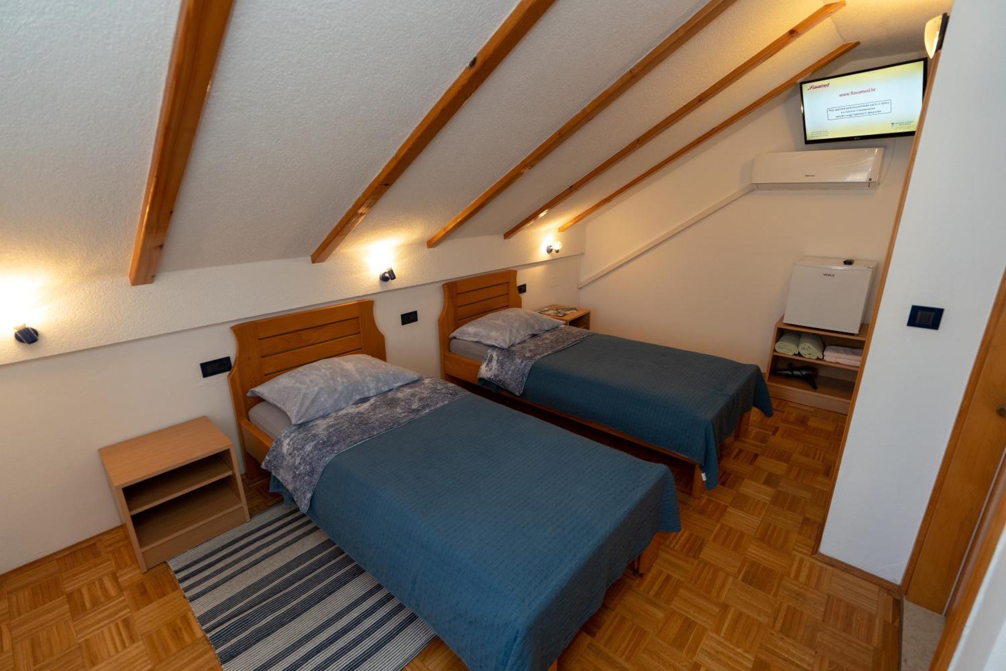 Hotel Apartman Miramare Otočac Esterno foto