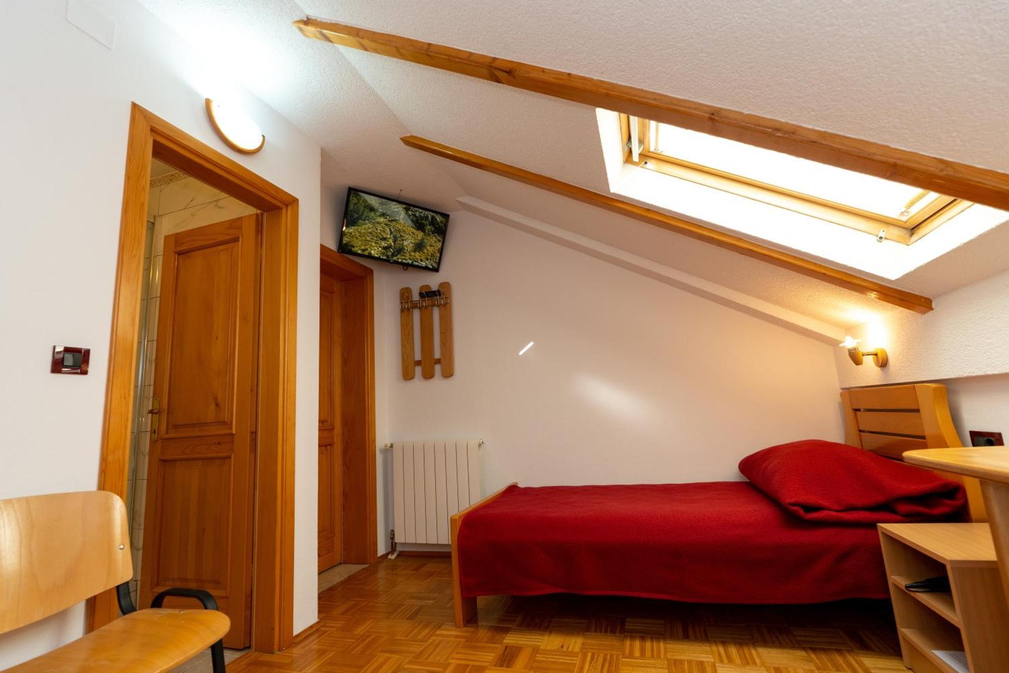 Hotel Apartman Miramare Otočac Esterno foto