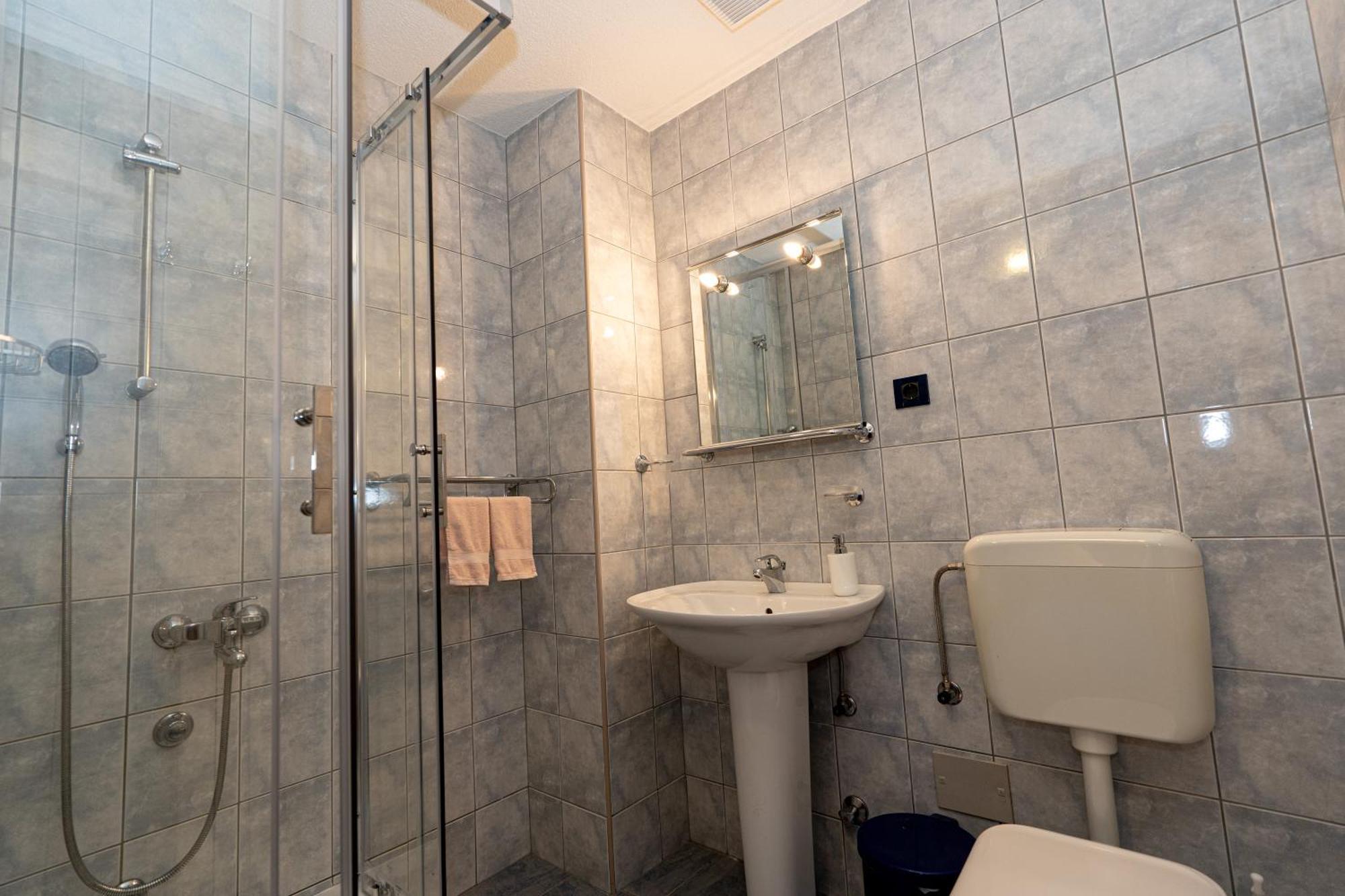 Hotel Apartman Miramare Otočac Esterno foto