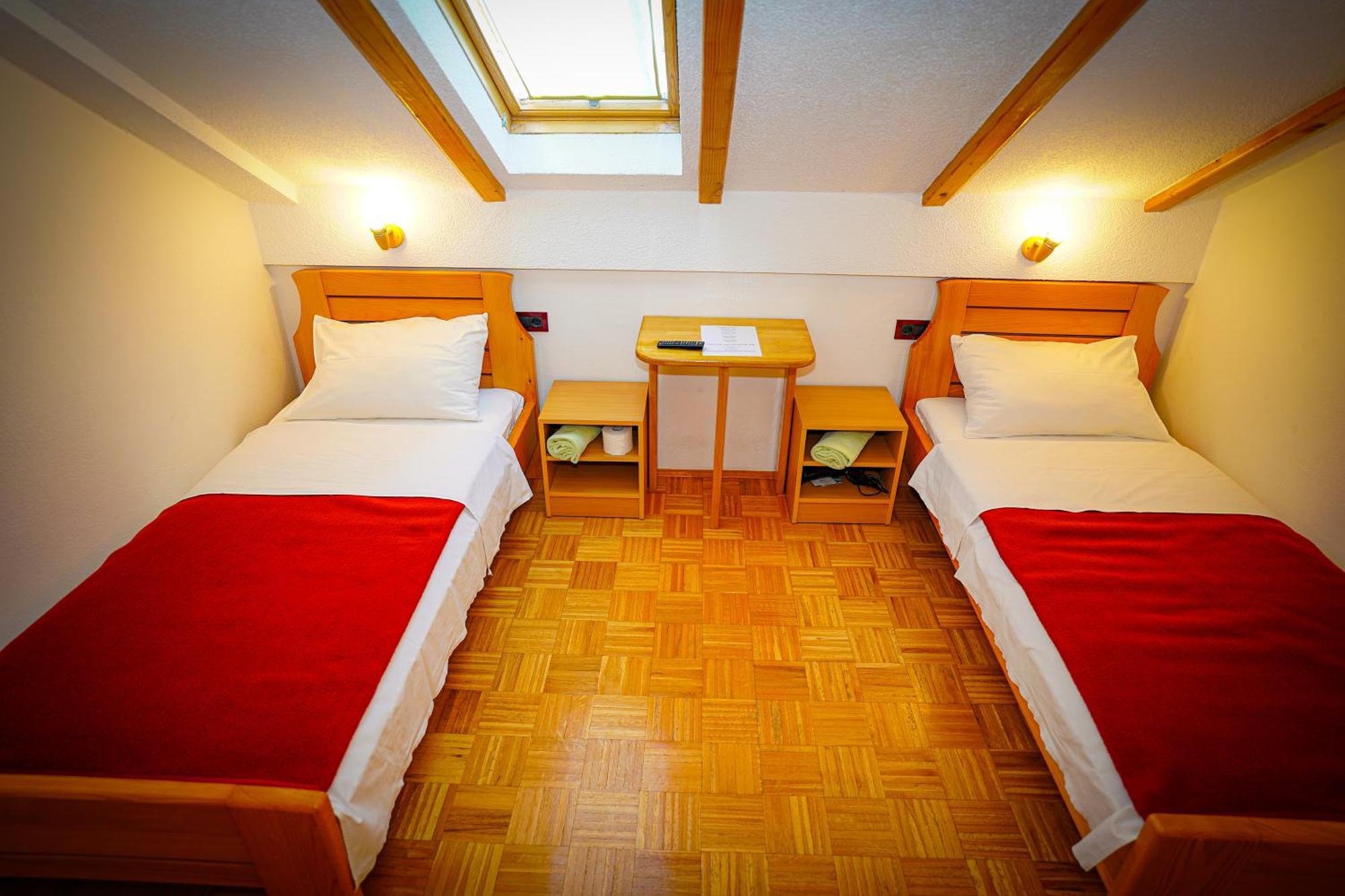 Hotel Apartman Miramare Otočac Esterno foto