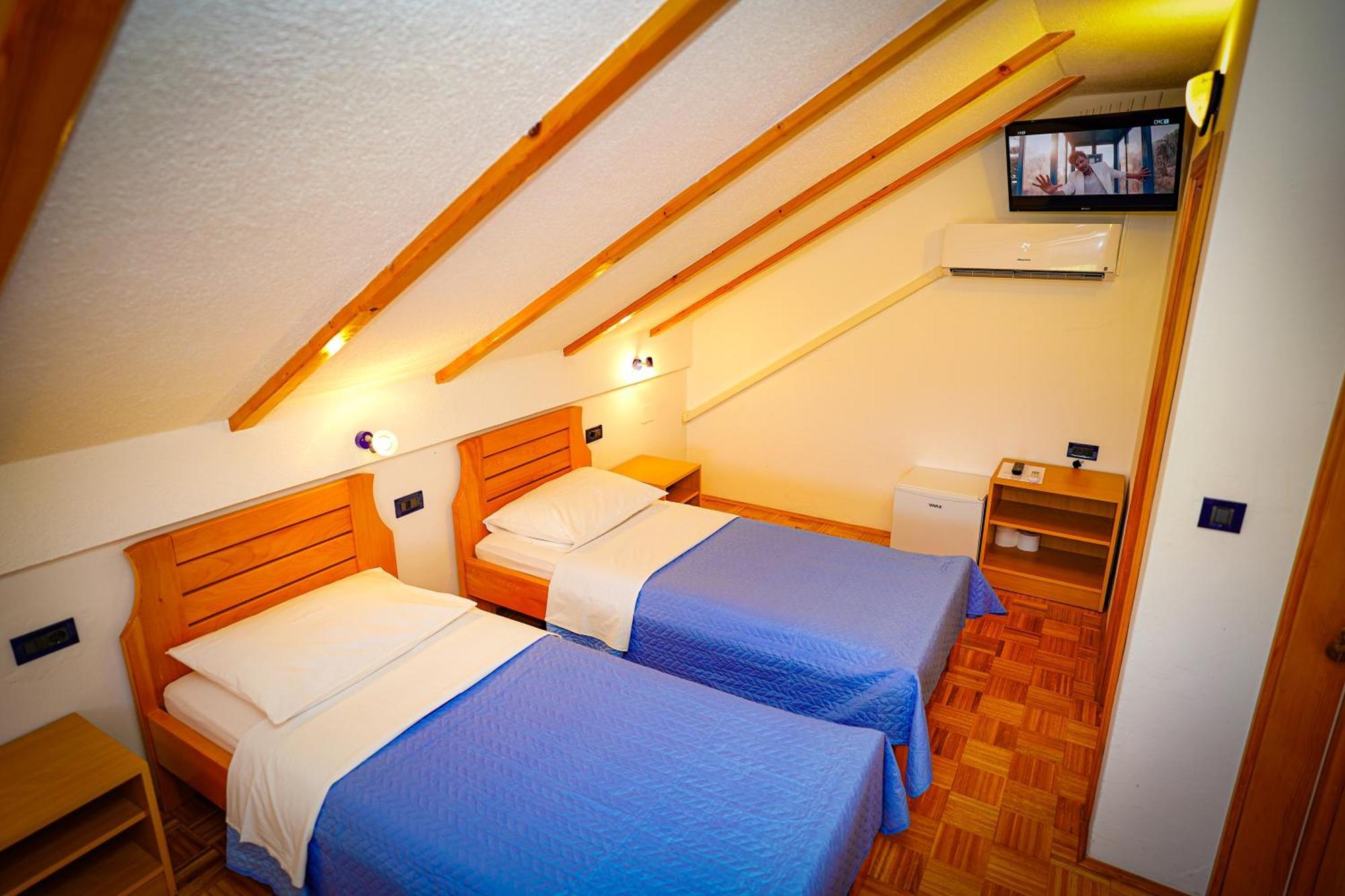 Hotel Apartman Miramare Otočac Esterno foto