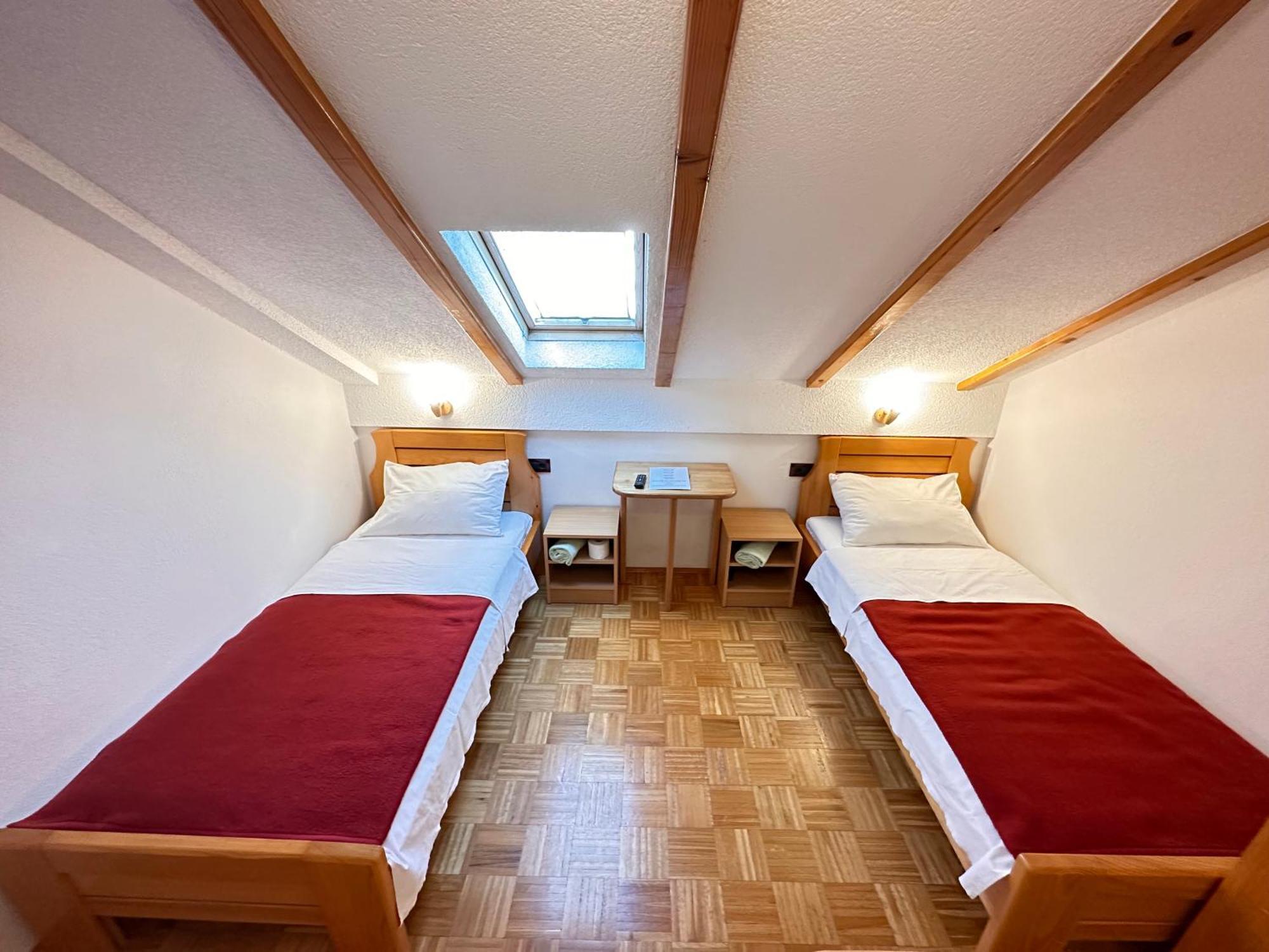 Hotel Apartman Miramare Otočac Esterno foto