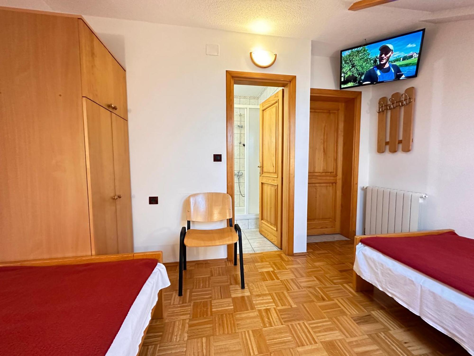 Hotel Apartman Miramare Otočac Esterno foto