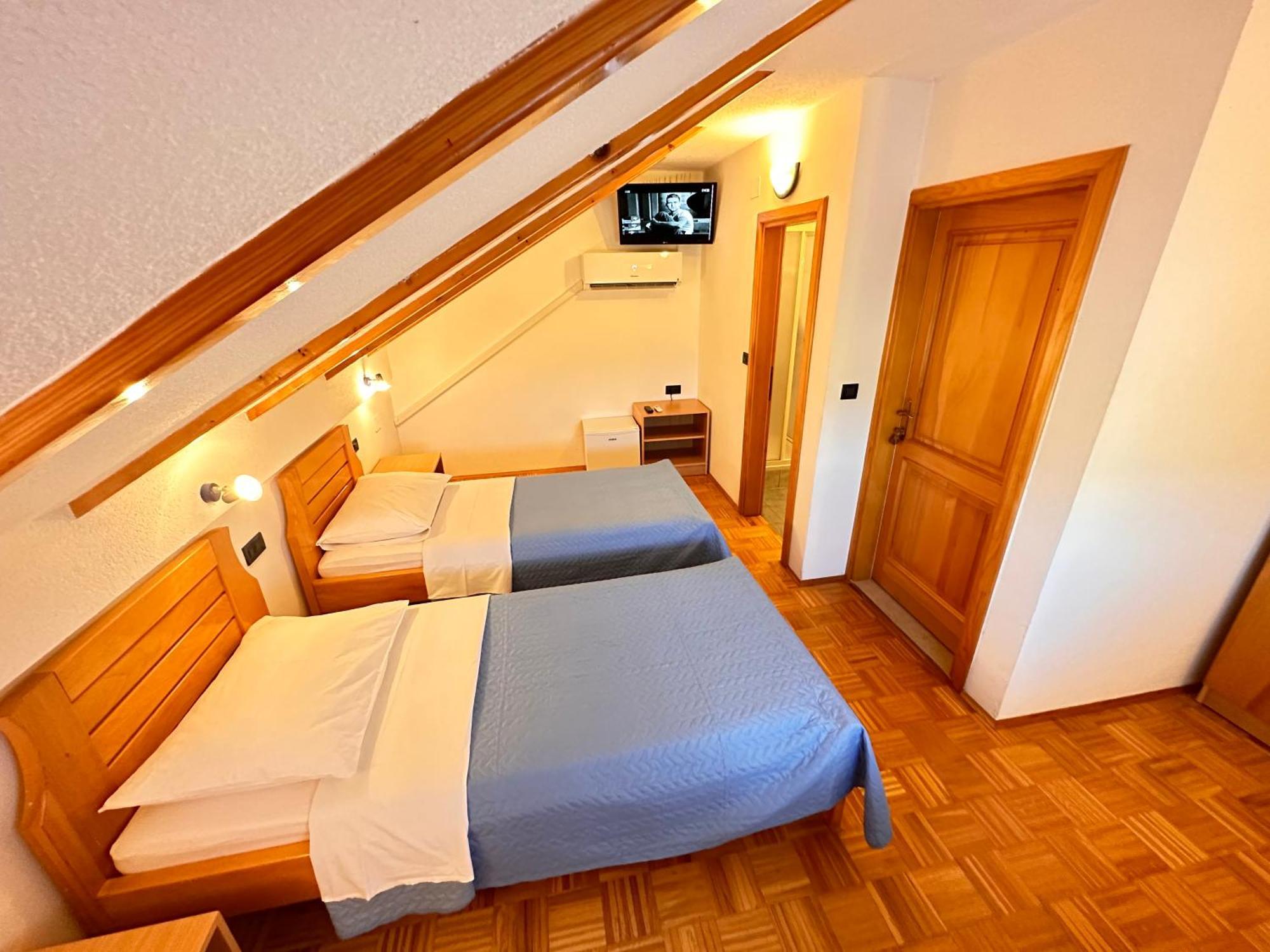 Hotel Apartman Miramare Otočac Esterno foto