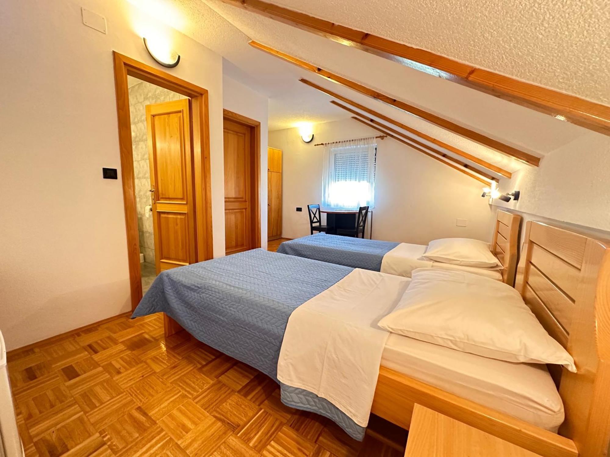 Hotel Apartman Miramare Otočac Esterno foto